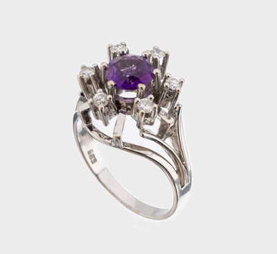 14 kt Gold Amethyst-Brillant-Ring, WG 585/000, mittig rundfacett. Amethyst ca. 1.0 ct, 6 Brillanten zus. ca. 0.24 ct Weiß/si, RW 60, ca. 6.3 g