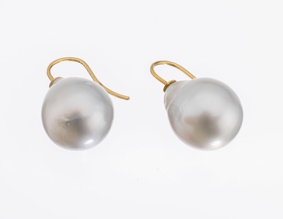 Paar Ohrgehänge mit Südseezuchtperlen, Haken 18 kt Gold, GG 750/000, 2 leicht tropfenförm., barocke Südseezuchtperlen, silbergrau, nat. ...