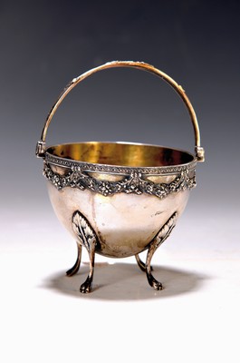 Henkelschale, deutsch, 800er Silber, innen vergoldet, floraler Dekor, Henkel am Scharnier gebrochen, D. ca. 10,5 cm, 247 g