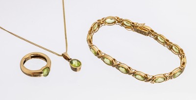 18 kt Gold Peridot-Schmuckset, GG 750/000, best. aus: Ring, Armband und Anhänger, insg. 16 ovalfacett. Peridots zus. ca. 30.0 ct, RW 54, Armband L. ...