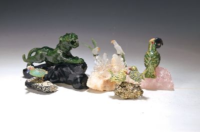 5 Halbedelsteinfiguren, Mitte 20. Jh., Vogeldarstellungen, Papagei auf Rosenquarz sitzend, Taubenpaar, Ente und 2 Papageien auf Bergkristall sitzend, ...