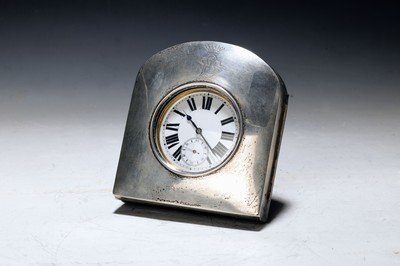 Reiseuhr aus dem Besitz Hans Freiherr Treusch von Buttlar Brandenfels, um 1908, im Etui mit silberner Abdeckung, oben mit Monogramm und ...