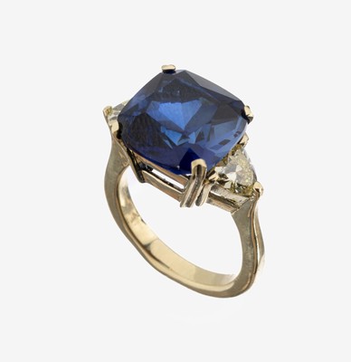 14 kt Gold Diamant-Ring, GG 585/000, facett. synth. Saphir im Kissenschliff ca. 8.80 ct, 2 Diamant-Triangel zus. ca. 1.0 ct fancy yellow/p1, RW 51, ...