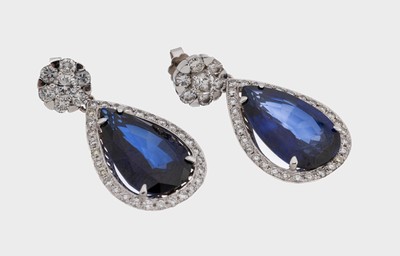 Paar 18 kt Gold Saphir-Brillant-Ohrstecker, WG 750/000, 2 facett. Saphirtropfen (beh.) zus. ca. 27.8 ct, 80 Brillanten zus. ca. 1.28 ct ...