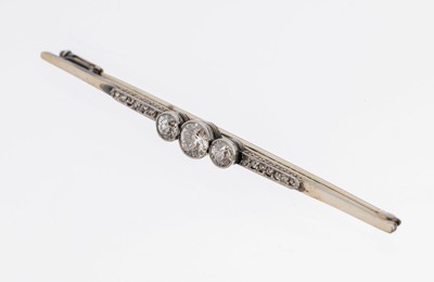 14 kt Gold Art Deco Diamant-Brosche, 1920er Jahre, WG 585/000 und Platin, 3 Altschliffdiamanten zus. ca. 0.77 ct feines Weiß G/vvs-si (Mittelstein ...
