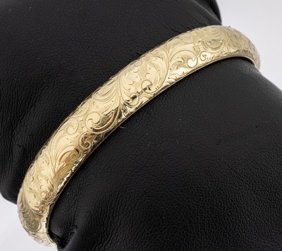 14 kt Gold Armreif, GG 585/000, gefüllt, fein grav., Klappscharnier, ca. 6.2 x 5.2 cm, Kastenschloss, ca. 28.2 g