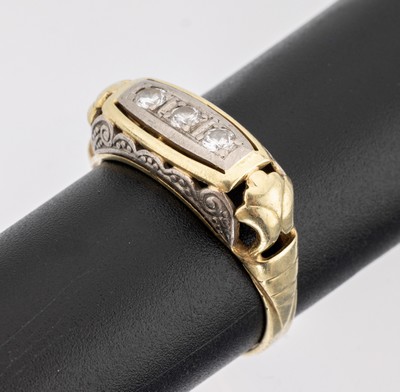 14 kt Gold Brillant-Ring, 1950er Jahre, GG/WG 585/000, 3 in WG gefasste Brillanten zus. ca. 0.16 ct Weiß/si, RW 60, ca. 4.7 g