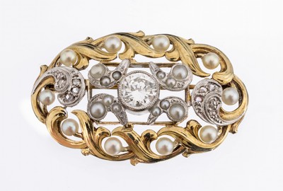 14 kt Gold Diamant-Perl-Brosche, 1950er Jahre, GG/WG 585/000, Barockstil mit Rocaillen, mittig geschwungenes Ornament in WG, mittig Brillant ca. 1.0 ...