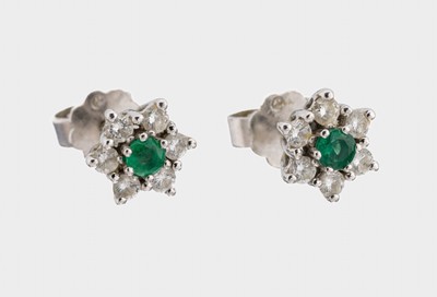 Paar 18 kt Gold Smaragd-Brillant-Ohrstecker, WG 750/000, mittig 2 rundfacett. Smaragde zus. ca. 0.10 ct, 12 Brillanten zus. ca. 0.25 ct ...