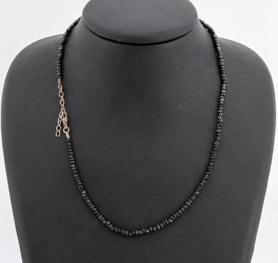 Diamant-Collier, facett. schwarze Diamanten zus. ca. 25 ct, L. variabel ca. 42 -45 cm, Karabinerschließe Silber