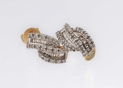 Paar 14 kt Gold Diamant-Ohrstecker, GG/WG 585/000, 38 8/8-Diamanten und 24 Diamantbaguettes zus. ca. 0.50 ct Weiß-l.get.Weiß/p, ca. 3.5 g
