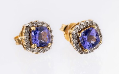 Paar 18 kt Gold Tansanit-Brillant-Ohrstecker, GG 750/000, 2 facett. Tansanite zus. ca. 1.0 ct, 32 Brillanten zus. ca. 0.20 ct Weiß-l.get.Weiß/p