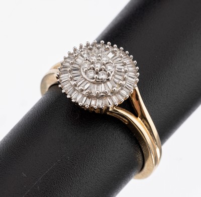 14 kt Gold Diamant-Ring, GG/WG 585/000, runder Ringkopf in WG, 7 Brillanten und 54 Diamantbaguettes zus. ca. 0.50 ct l.get.Weiß/p, RW 59, ca. 3.6 g