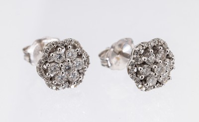 Paar 18 kt Gold Brillant-Ohrstecker, WG 750/000, Aufbau in mehreren Ebenen, 62 Brillanten zus. ca. 0.50 ct Weiß/p