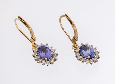 Paar 18 kt Gold Tansanit-Brillant-Ohrhänger, GG 750/000, bewegl. Abhängung, 2 ovalfacett. Tansanite 1.25 ct, umgeben von 28 Brillanten zus. ca. ...