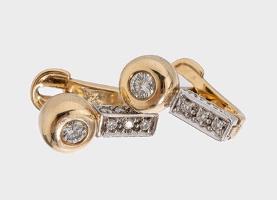 Paar 14 kt Gold Brillant-Ohrstecker, GG/WG 585/000, 2 Brillanten zus. ca. 0.40 ct Weiß/si, 18 in WG gefasste Brillanten zus. ca.0.32 ct Weiß/si, ...