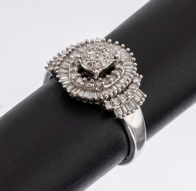 14 kt Gold Diamant-Ring, WG 585/000, Aufbauin mehreren Ebenen, 47 8/8-Diamanten und 55 Diamantbaguettes zus. ca. 1.20 ct l.get.Weiß/ p, RW 60, ca. ...
