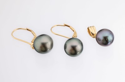 14 kt Gold Zuchtperl-Schmuckset, GG 585/000, best. aus: 1 Paar Ohrhänger mit bewegl. abgehängte Tahitizuchtperlen, D. ca. 9-10 mm, und 1 Anhänger ...