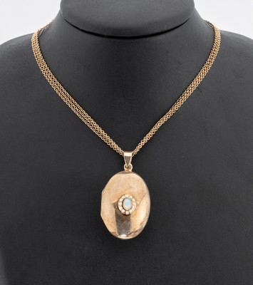 Opal-Perl-Medaillonanhänger, 925er Silber verg., Deckel mit kl. ovalem Opal-Cabochon umgeben von kl. Saatperlen, an 3-rhg. Kette, Silber verg., L. ...