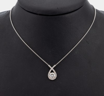 18 kt Gold Brillant-Collier, WG 750/000, Mittelteil tropfenf. mit gekreuztem Element, mittig Brillant ca. 0.78 ct Weiß(H)/lr, umgeben von 27 ...