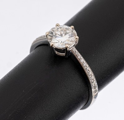 18 kt Gold Brillant-Ring, WG 750/000, mittig erhaben gefasster Brillant ca. 1.17 ct feines Weiß(G)/si1, Ringschultern mit 22 Brillanten zus. ca. ...
