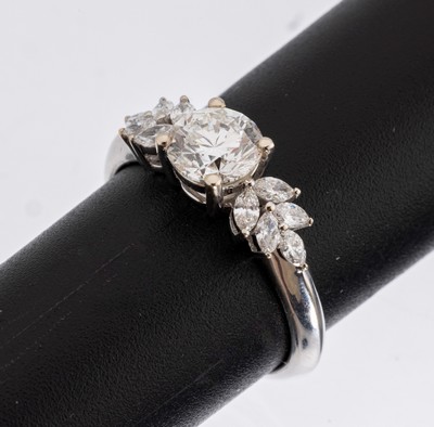 18 kt Gold Diamant-Ring, WG 750/000, mittigerhaben gefasster Brillant ca. 1.01 ct feines Weiß(G)/si2, seitl. 10 Diamant-Navettes zus. ca. 0.36 ct ...