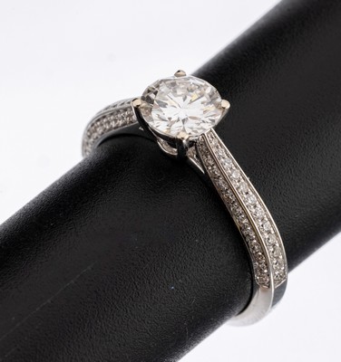 18 kt Gold Brillant-Ring, WG 750/000, mittig erhaben gefasster Brillant ca. 1.01 ct feines Weiß(G)/lr, 72 Brillanten zus. ca. 0.36ct feines ...