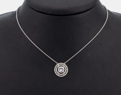 18 kt Gold Brillant-Collier, WG 750/000, rundes Mittelteil, mittig erhaben gefasster Brillant ca. 0.83 ct feines Weiß+(F)/vvs1, umgeben von 54 ...