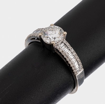 18 kt Gold Diamant-Ring, WG 750/000, mittigerhaben gefasster Brillant ca. 1.00 ct feines Weiß(F)/lr, Ringschultern mit 40 Brillanten und 26 ...