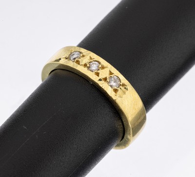 18 kt Gold Brillant-Ring, GG 750/000, qualitative Verarbeitung, 3 Brillanten zus. ca. 0.12 ct Weiß/p, RW 53, ca. 7.2 g