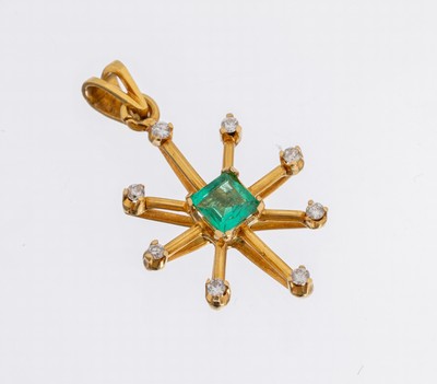 18 kt Gold Smaragd-Brillant-Anhänger, GG 750/000, qualitative Verarbeitung, strahlenf.,mittig Smaragd im Treppenschliff ca. 0.80 ct, 8 Brillanten ...