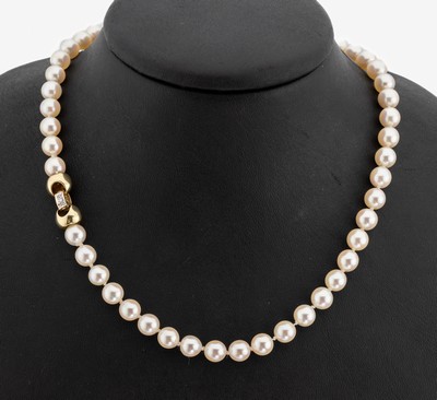 Zuchtperl-Collier mit 14 kt Gold Brillant- Schließe, GG 585/000, Akoyazuchtperlen, D. ca. 6.5 mm, Klappverschluss mit 2 Brillanten zus. ca. 0.05 ct ...