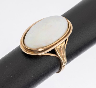 8 kt Gold Opal-Ring, GG 333/000, ovaler Opal-Cabochon ca. 4 ct, zartes Farbspiel, RW 60, ca. 6.0 g