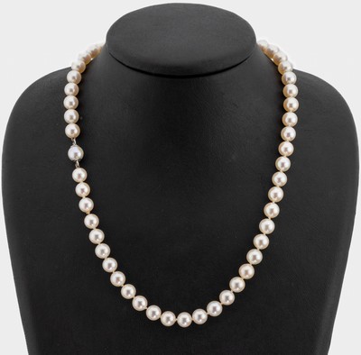 Zuchtperl-Collier mit 18 kt Gold Schließe, WG 750/000, Akoyazuchtperlen, D. ca. 7 mm, Steckverschluss in Perle eingearbeitet, L. ca.100 cm