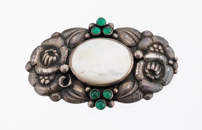 Außergewöhnliche Perlmutt-Achat-Brosche, 900er Silber, um 1900, floral, mittig Perlmutteinlage, 6 grüne Achat-Cabochons, ca. 7.5 x 4.5 cm, ...