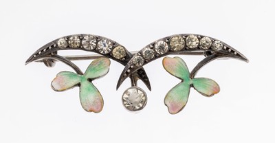 Jugendstil Brosche, um 1900-05, 835er Silber, floral, 2 fein emaillierte Blüten, farblose Strasssteine, ca. 4 x 1.5 cm