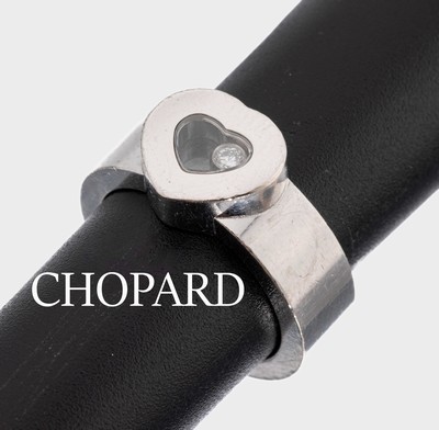 18 kt Gold CHOPARD Brillant-Ring, WG 750/000, aus der Happy Diamond Serie, Ringkopfherzförmig, 1 Brillant bewegl. hinter Glas ca.0.05 ct feines ...