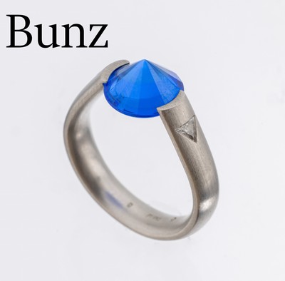 BUNZ Platin Farbstein-Diamant-Ring, 950er Platin, sat., außergewöhnliche Gestaltung, kegelförmig facett. blaue Synthese, 1 Ringschulter mit ...