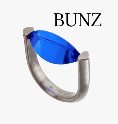 BUNZ Platin Farbstein-Ring, 950er Platin, sat., außergewöhnlich facett. blaue Synthese, RW 51, ca. 10.6 g, sign.
