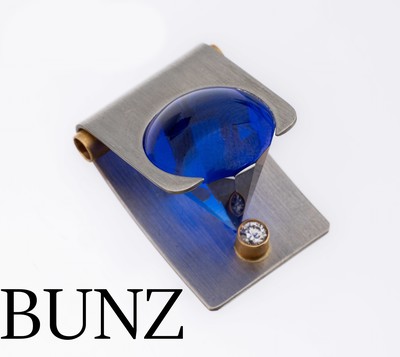 18 kt Gold und Platin BUNZ Farbstein-Brillant -Anhänger, GG 750/000 und Pt 950, außergewöhnliche Gestaltung, kegelförmig facett. blaue Synthese, ...