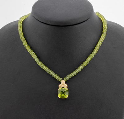 18 kt Peridot-Brillant-Collier, GG 750/000,Mittelteil mit Peridot im Kissenschliff ca. 3 ct Kerbe, 15 Brillanten zus. ca. 0.30 ct Weiß/si, Kette ...