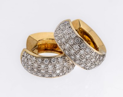 Paar 18 kt Gold Brillant-Ohrcreolen, GG/WG 750/000, 88 Brillanten zus. ca. 2.0 ct feines Weiß-Weiß/vs-si