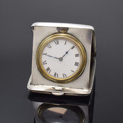 Reiseuhr in Sterlingsilber, Birmingham lt. Hallmarks 1916, Handaufzug, aufklappbares Geh. dell., Scharnierboden, Emailzifferbl. riss., röm. Zahlen, ...