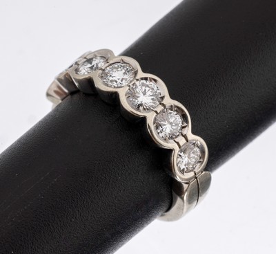14 kt Gold Brillant-Ring, WG 585/000, 7 Brillanten zus. ca. 0.97 ct Weiß/si, RW 51, ca. 4.8 g