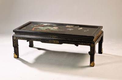 Tisch/Couchtisch, China, 2. Hälfte 20. Jh., schwarz lackiert mit Specksteinauflagen, Früchtedekor und Zweige, ca. 44 x 120 x 58 cm,EZ 2-3