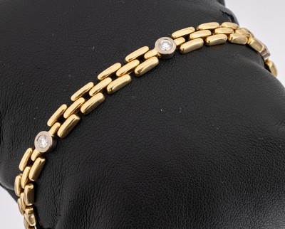 18 kt Gold Brillant-Armband, GG/WG 750/000,Backsteinoptik, 4 in WG gefasste Brillanten zus. ca. 0.40 ct Weiß/si, L. ca. 16 cm, Kastenschloss mit ...