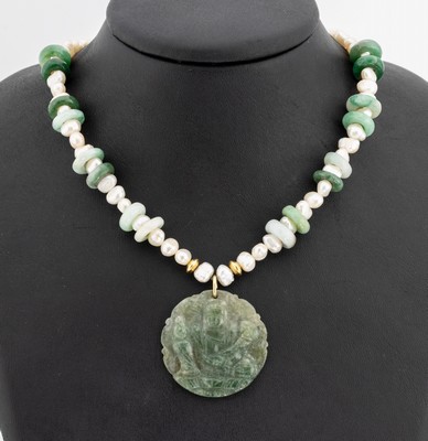 Zuchtperl-Jade-Collier mit 14 kt Gold Schließe, GG 585/000, Kette aus unrunden Zuchtperlen, Jadescheiben in versch. Farbnuancen als ...
