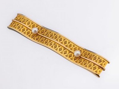 14 kt Gold Zuchtperl-Brosche, 1950er Jahre, GG 585/000, geschwungen, feine Granulate in Rauten und Dreiecken, 2 kl. Zuchtperlen, L. ca. 6 cm, ca. 6.9 ...