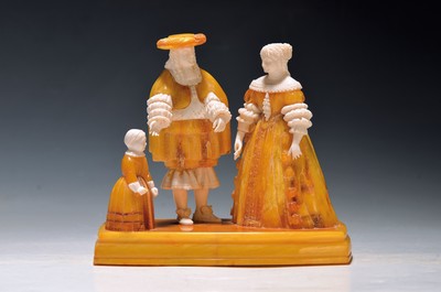 Figurengruppe, Alfred Schlegge, 1923 - 2015 Detmold, Elfenbein und Bernstein geschnitzt, aristokratische Familie, Mutter, Vater und Kind auf ...