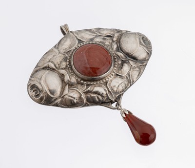 Achat-Brosche, um 1930, 800er Silber, oval, florale Gestaltung, 1 bewegl. abgehängte Achat-Pampel, mittig Achat -Cabochon, Meistermarke DKS unged., ...